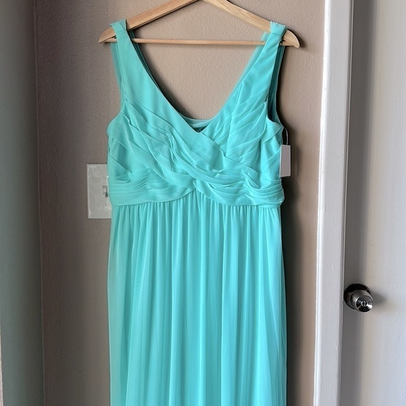 NWT DAVIDS BRIDAL Sleeveless Long Mesh with Cowl Back - Picture 2 of 9